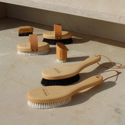 Karmameju BUFF body brush, Natural - long handle